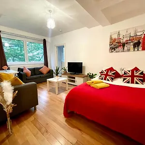 2 Bed Flat Near To Bridge Apartment London